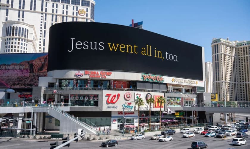 A campanha “He gets us” (“Ele nos entende”) já foi divulgada em outdoors. (Foto: “He Gets Us”).