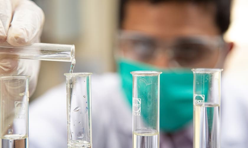 Imagem ilustrativa de cientista em sua área de atuação. (Foto: Unsplash/Talha Hassan)