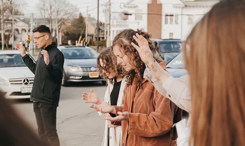 A pesquisa revela que todas as gerações, incluindo os jovens americanos, querem crescer espiritualmente. (Foto: Unsplash/Daniel Gutko)