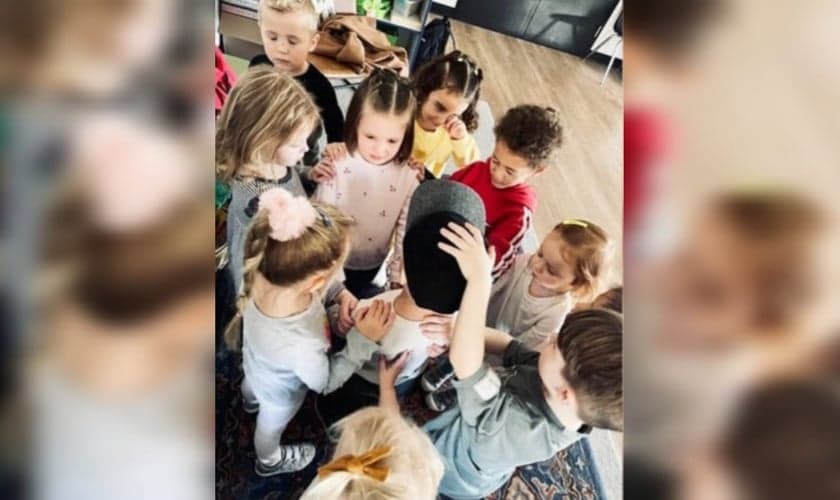 Os alunos impuseram as mãos e oraram por dois colegas na sala de aula, no Texas. (Foto: Instagram/Landon Schott).