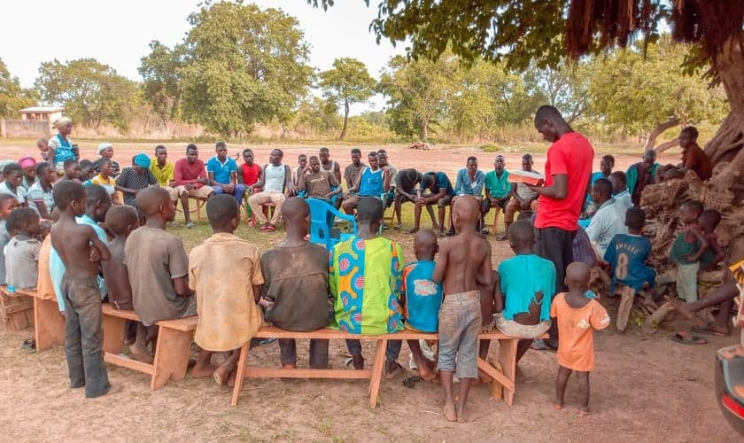 Cristãos reunidos em Gana. (Foto: Reprodução Theovision International)