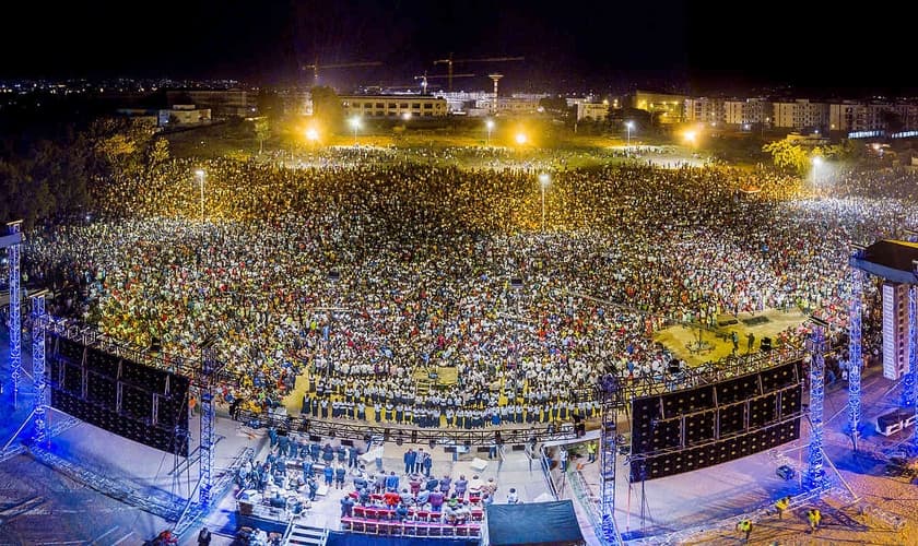 Imagem de uma campanha evangélica que reuniu milhares de pessoas na África. (Foto: Reprodução/Christ For All Nations)