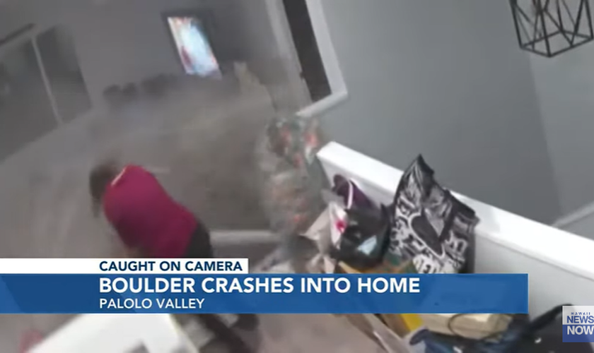 Uma pedra de 1m50 invadiu a casa de Caroline Sasaki em alta velocidade e quase a atingiu. (Foto: Reprodução/YouTube/Hawaii News Now).