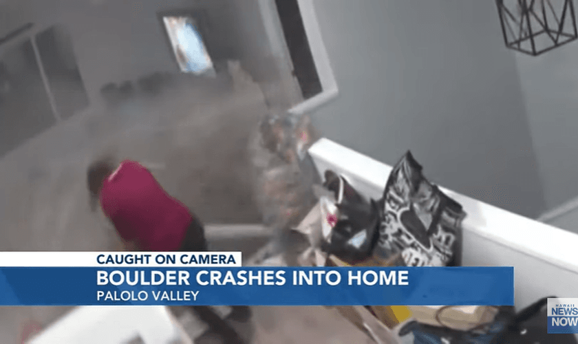 Uma pedra de 1m50 invadiu a casa de Caroline Sasaki em alta velocidade e quase a atingiu. (Foto: Reprodução/YouTube/Hawaii News Now).
