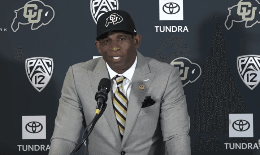 Deion Sanders durante uma coletiva de imprensa, agradecendo a Deus por se tornar técnico da Universidade do Colorado. (Captura de tela/YouTube/ Pac-12 Networks)