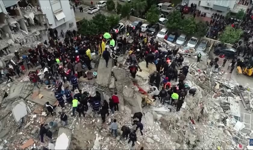 Cenas após o terremoto na Turquia e Síria. (Foto Captura de tela/YouTube Jornal da Record)