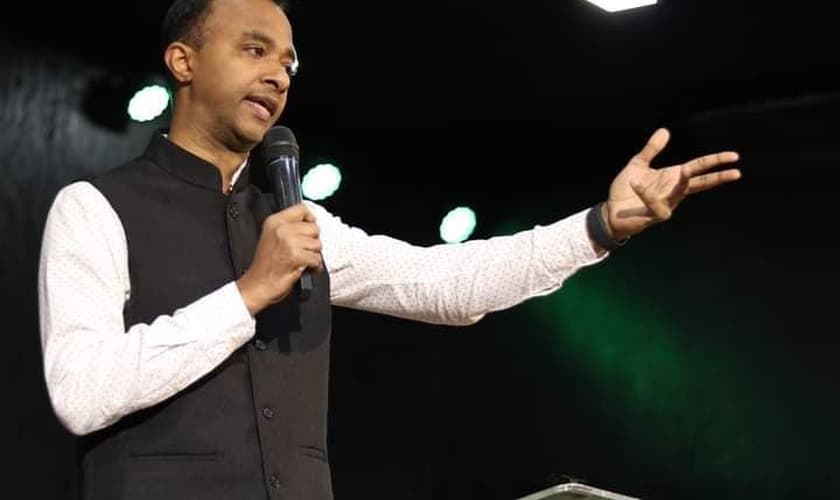 Pr. Naiju Daniel ministrando no Brasil. (Foto: Jéssica Bueno)