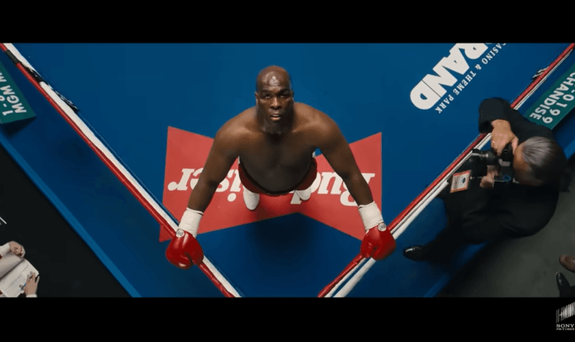 “Big George Foreman” vai contar a trajetória do atleta até ele se tornar um pregador. (Foto: Reprodução/YouTube/Sony Pictures Entertainment).