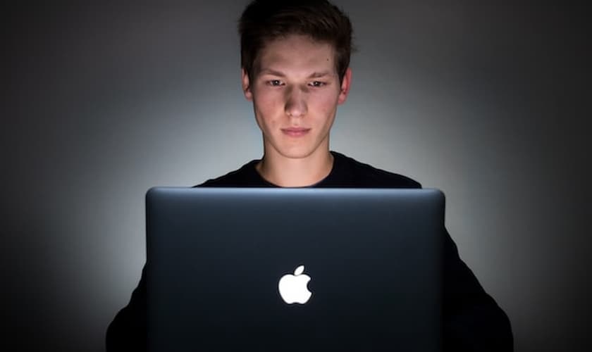 Está cada vez mais comum menores de idade compartilharem materiais explícitos de si mesmos. (Foto: Imagem Ilustrativa/Unsplash/Grzegorz Walczak).