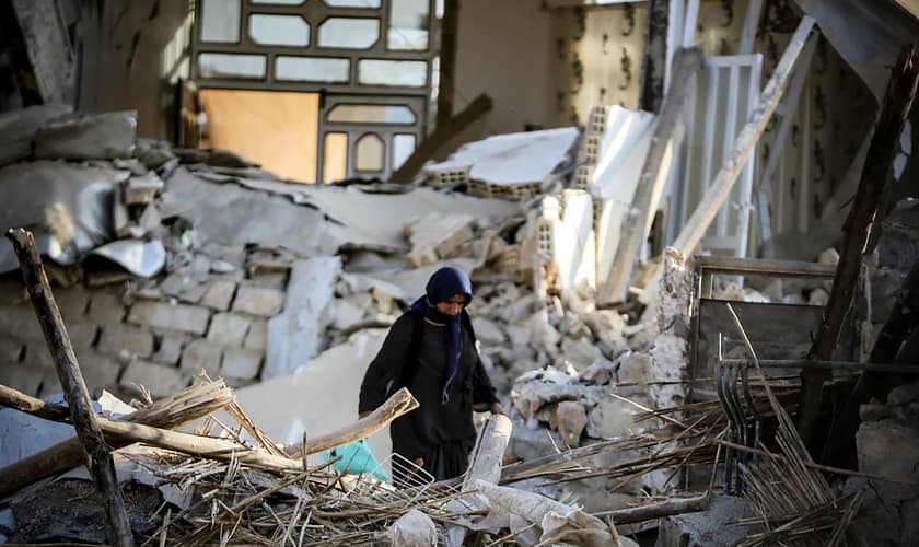 Mulher no meio dos escombros de um terremoto. (Foto: Ilustração/Unsplash/Moein Rezaalizade)