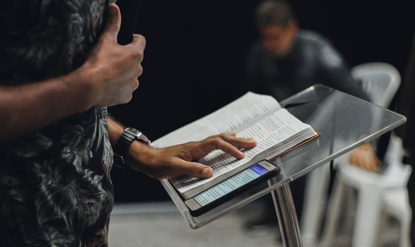 A pesquisa nacional sobre pessoas que abandonaram as igrejas será a base para o trabalho do centro. (Foto: Unsplash/Nycholas Benaia)