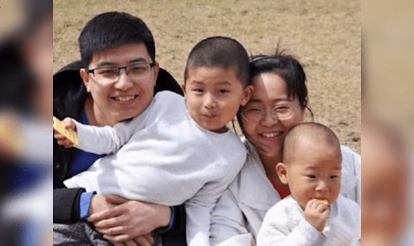 O Pr. Li Jie, sua esposa Li Shanshan e filhos. (Foto: ChinaAid)