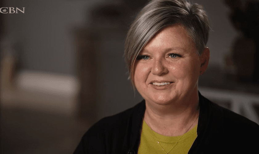Pam Whitehead encontrou cura e esperança em Jesus. (Foto: Reprodução/CBN News).