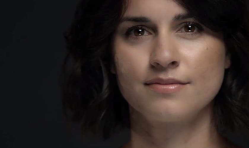 Mulher que testemunhou sua conversão em Jesus. (Foto: Reprodução/Bethel Church/Facebook)