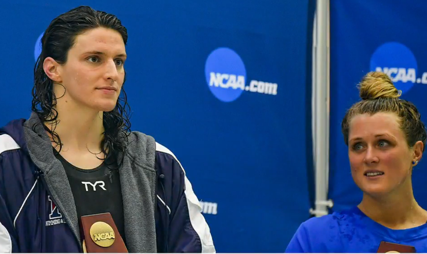 A atleta trans Lia Thomas [em primeiro plano] e Riley Gaines, hoje advogada [ao fundo], durante competição de natação. (Captura de tela/Fox News)