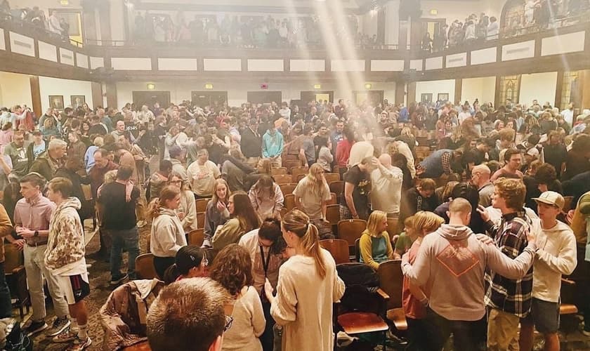 A Asbury University vive um grande mover de oração, adoração e quebrantamento. (Foto: Instagram/Allen Hood).