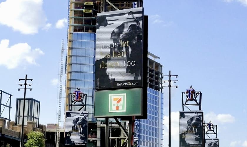 Painel com propagada da campanha “He Gets Us”. (Foto: Facebook/ He Gets Us)