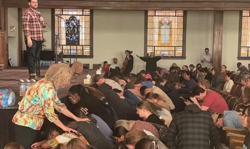 Estudantes oram em avivamento na Asbury University. (Foto: Josh Sadlon/The Christian Post)