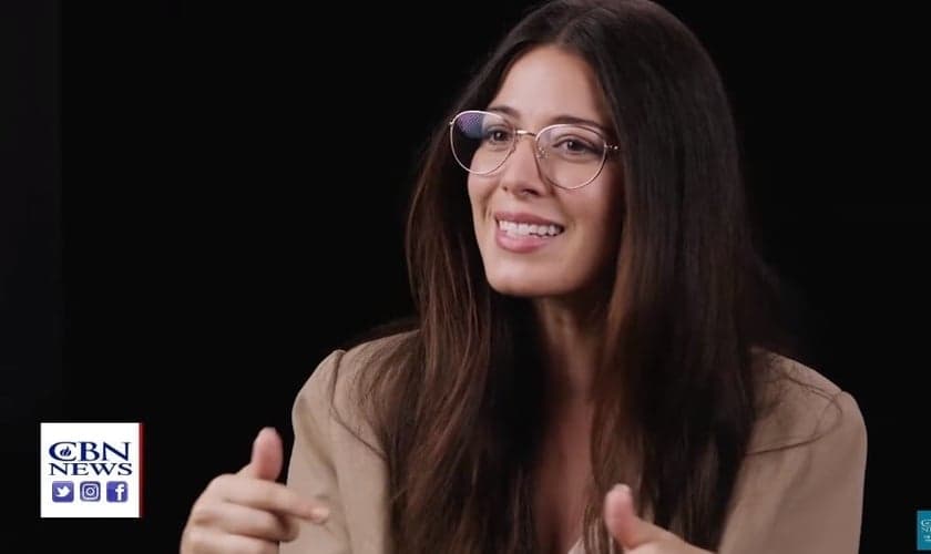 Atriz em entrevista à CBN News. (Foto: Reprodução/YouTube/CBN News)