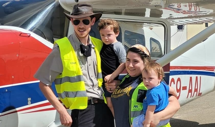 Ryan Koher com sua esposa e filhos. (Foto: Mission Aviation Fellowship).