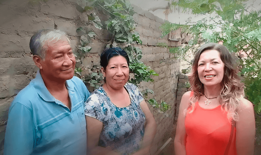 Casal que doou o terreno para a construção e a missionária responsável pela igreja. (Foto: Reprodução/Verbo da Vida)