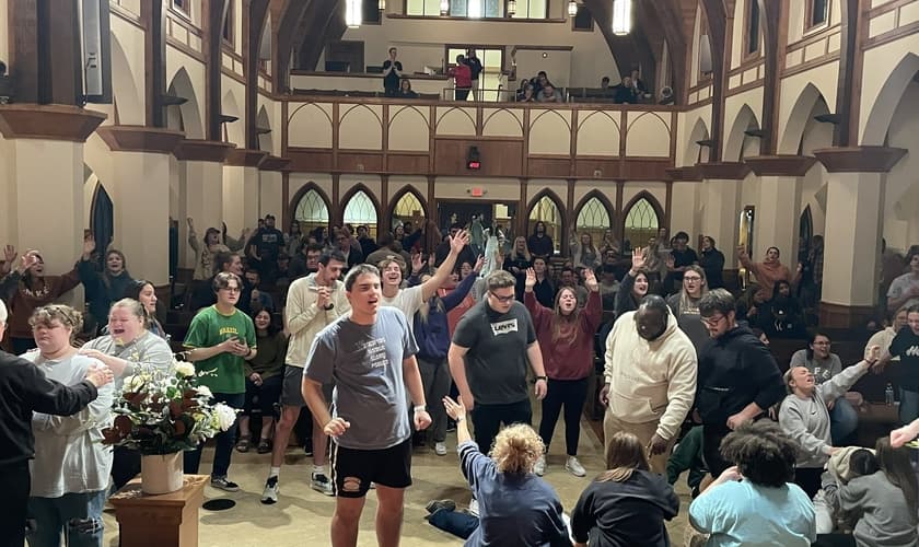 Na Lee University, em Cleveland, estudantes lotaram a capela para um culto de 12 horas. (Foto: Twitter/Rob Fultz).