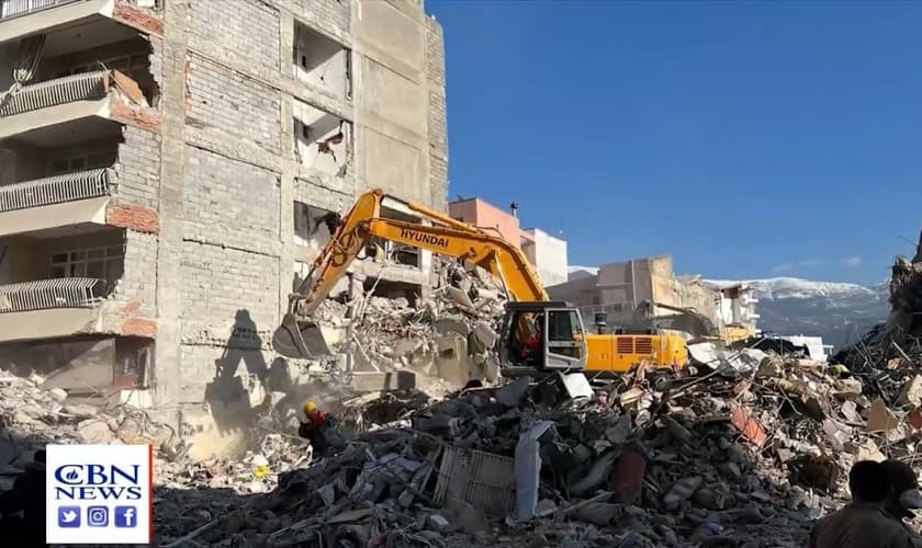 Mais de 200 horas após o terremoto, algumas vítimas ainda são resgatadas com vida. (Foto: Captura de tela/Vídeo CBN News)
