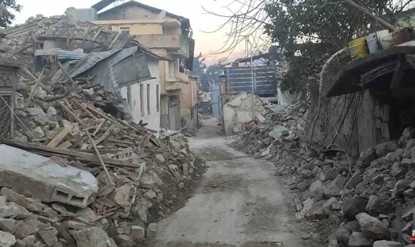 Cidade de Antakya depois do terremoto. (Foto: Captura de tela/YouTube Protestante Digital)