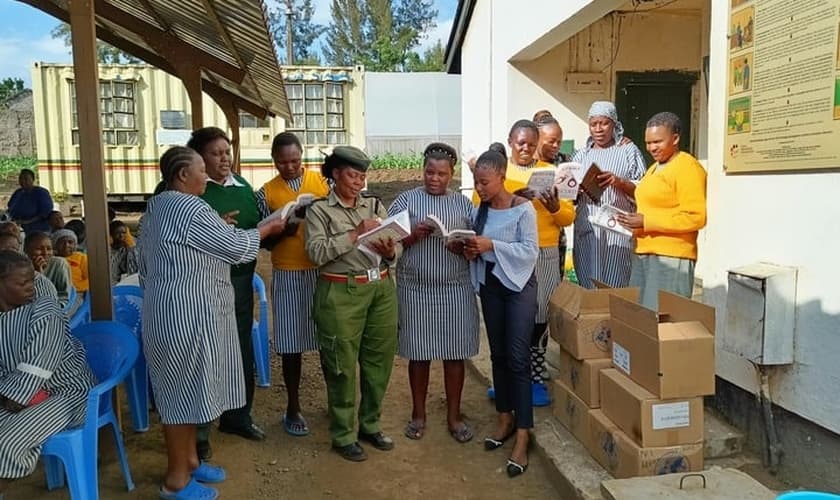 Distribuição de Bíblias na prisão africana. (Foto: Reprodução/MNN)