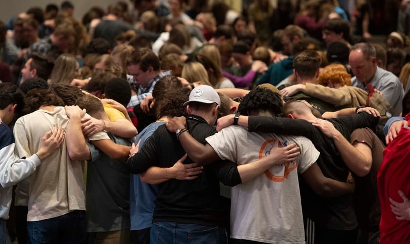 Alunos da universidade em culto de adoração. (Foto: Reprodução/Facebook/Cedarville University)