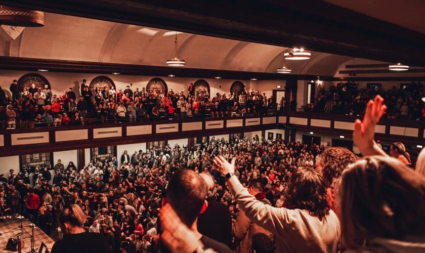 Imagem de dentro do Hughes Auditorium, no terceiro dia do culto ininterrupto. (Foto: Facebook/Asbury University)