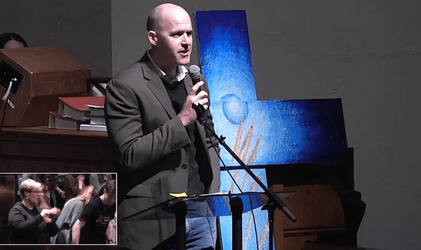 Kevin Brown, reitor da Universidade de Asbury, comunica o fim dos cultos públicos. (Captura de tela/Asbury.edu)