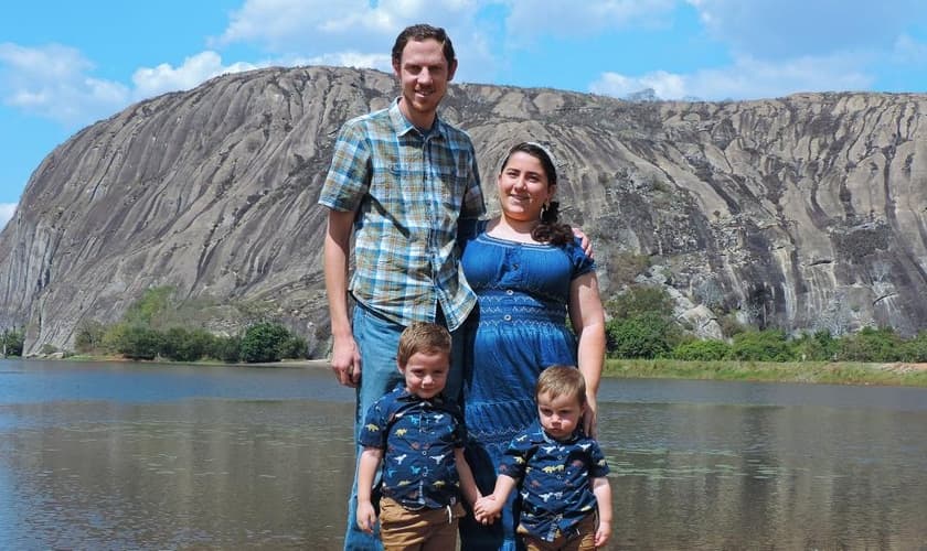 O piloto Ryan Koher, sua esposa Annabel e os dois filhos do casal. (Foto: Família Koher)