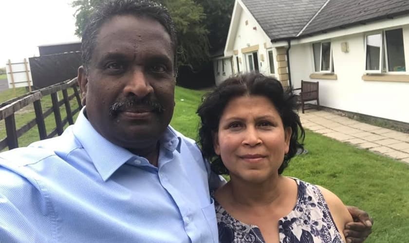 Pr. Solomon Raj e sua esposa Monica fundaram uma igreja secreta na Arábia Saudita. (Foto: Facebook/Solomon Raj)