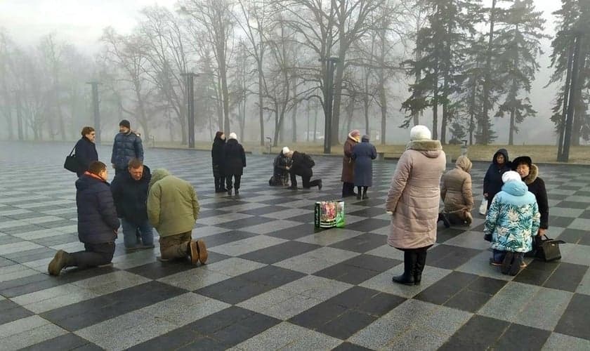 Ucranianos orando na praça central de Kharkiv, Ucrânia. (Foto: Cortesia da Sociedade Bíblica Ucraniana)