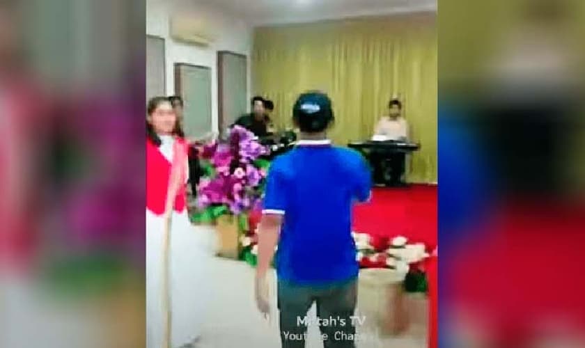 Imagem mostra o momento do incidente na igreja. (Foto: Reprodução/Morning Star News)