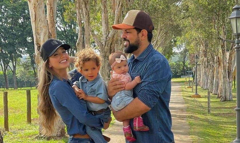 Modelo Biah Rodrigues, cantor Sorocaba e filhos. (Foto: Reprodução/In