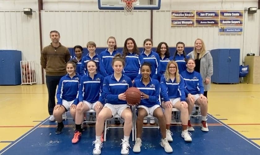 A equipe de basquete da Mid Vermont Christian School deixou o campeonato estadual. (Foto: Mid Vermont Christian School).