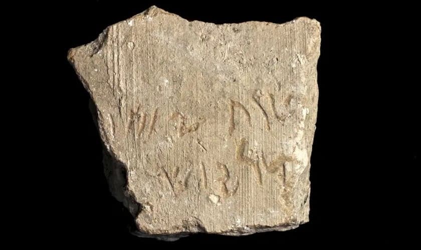 Inscrição diz ‘Ano 24 de Dario’. (Foto: Shai Halevi/Autoridade de Antiguidades de Israel)
