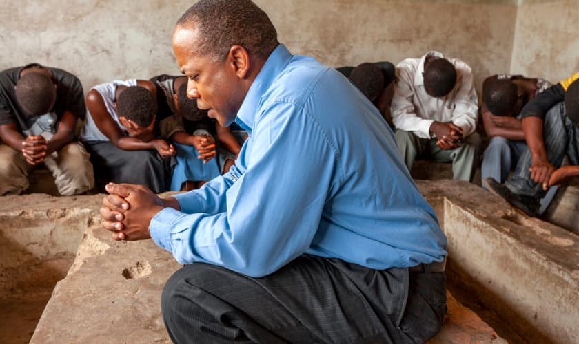 Um missionário da IMB ora durante uma reunião do True Love Waits. (Foto ilustrativa: IMB)