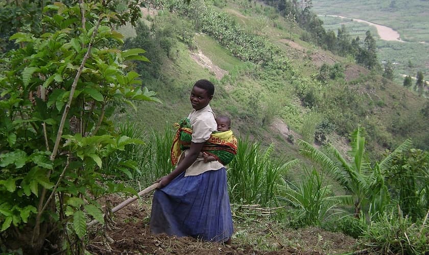 Mulher e bebê em Ruanda. (Foto: Reprodução/Lramkin/Wikimedia Commons)