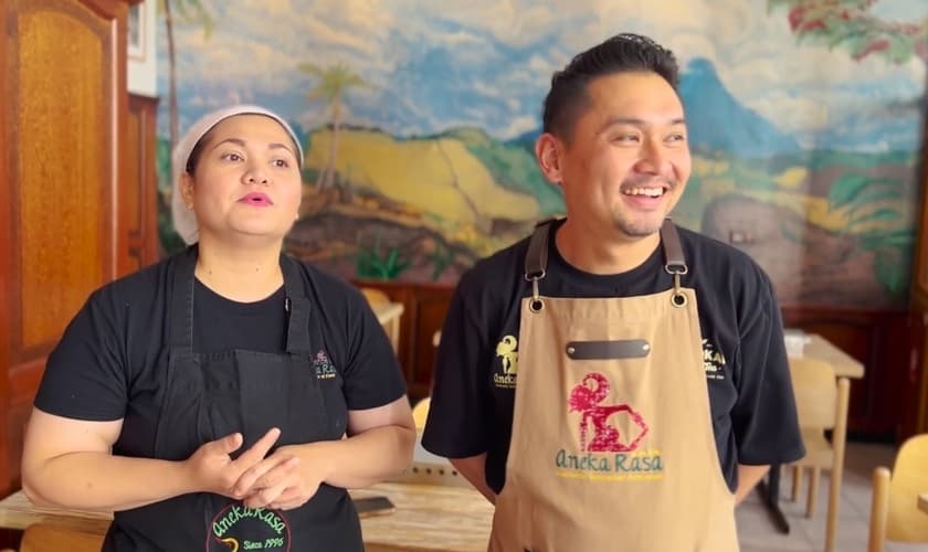 Jerry e Christy em seu restaurante. (Foto: Reprodução/YouTube/Rosie Rosie)
