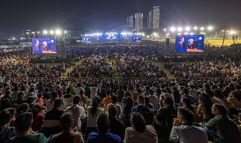 Multidão participa de culto evangelístico na cidade de Ho Chi Minh. (Foto: Reprodução/ Associação Evangelística Billy Graham)