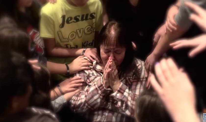 Momento em que os jovens oram por Rue. (Foto: Reprodução/YouTube/700 Club Interactive)