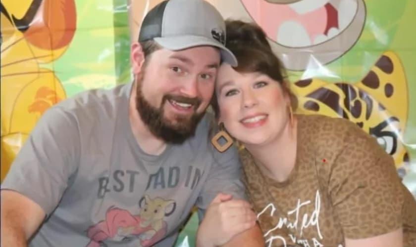 Ryan Marlow, pastor da Grace Baptist Church em North Wilkesboro, e sua esposa Meghan. (Captura de tela/YouTube/WXII 12)