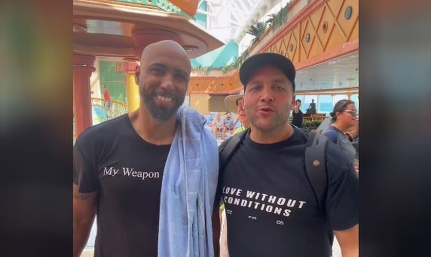 Pastor Greg Hendricks e Angelo no navio cruzeiro. (Foto: Reprodução/Instagram/Angelo Jean Pierre)