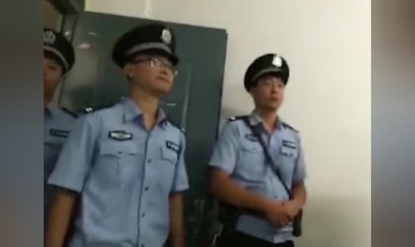 Autoridades perseguem cristãos de Henan durante um culto de domingo em 2018. (Foto: Imagem ilustrativa/China Aid).