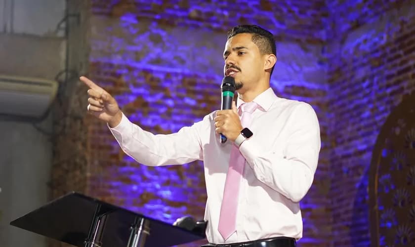 André Anderson, de 23 anos, tem servido em uma pequena igreja em Santos. (Foto: Instagram/André Anderson).