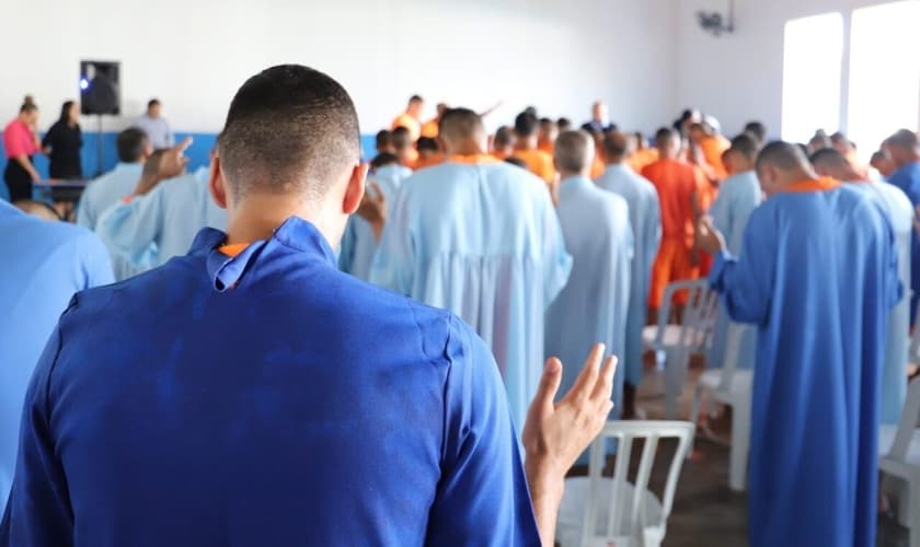 A ação voluntária visa o fortalecimento da prática religiosa dentro das unidades prisionais. (Foto: Reprodução/Sejus/Governo de Rondônia)