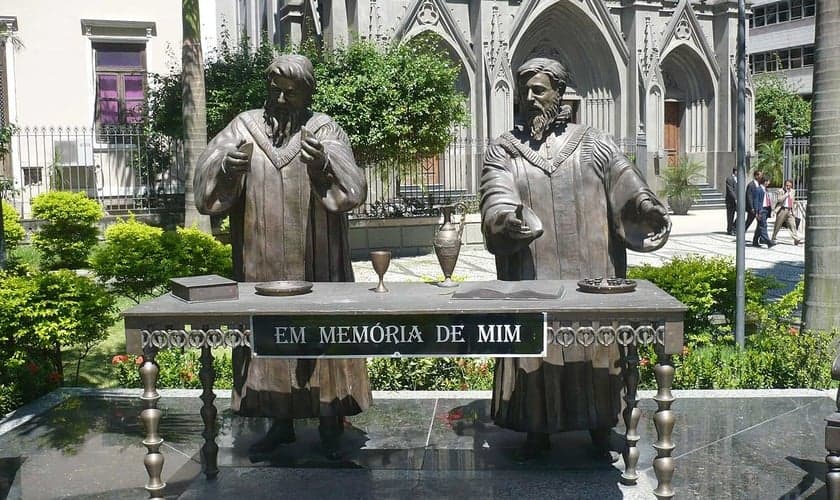 Escultura representativa da Primeira Ceia Protestante nas Américas, localizada na Catedral Presbiteriana do Rio de Janeiro, Brasil. (Foto: Wikimedia Commons/Christian Bitencourt)